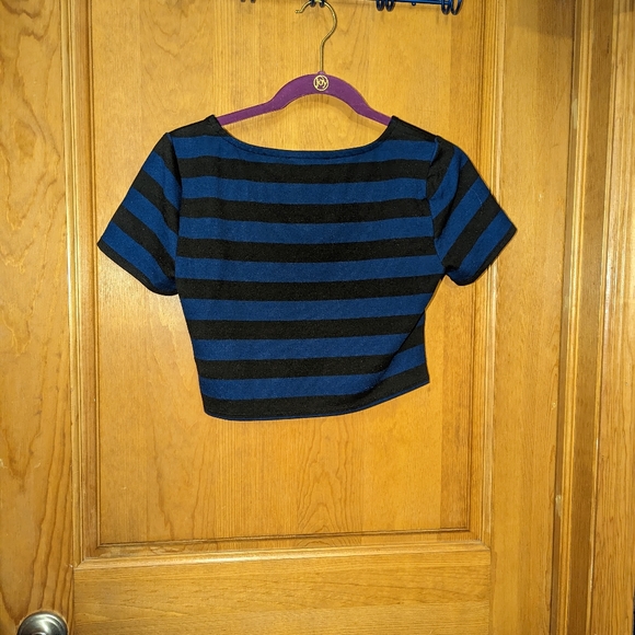 🔴Forever 21 Stripped Crop top🔴 - Picture 2 of 4